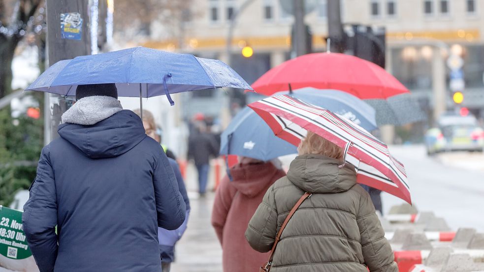 Der Start ins neue Jahr ist ungemütlich – wie schon seit Wochen bleibt es regnerisch und bedeckt. Foto: dpa / Markus Scholz