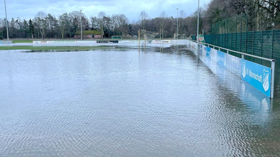 Beim Landesligisten SV Holthausen-Biene überflutete das Hochwasser der Ems das Feld vor Silvester. Das Wasser floss aber zum Glück komplett wieder ab. Foto: Privat