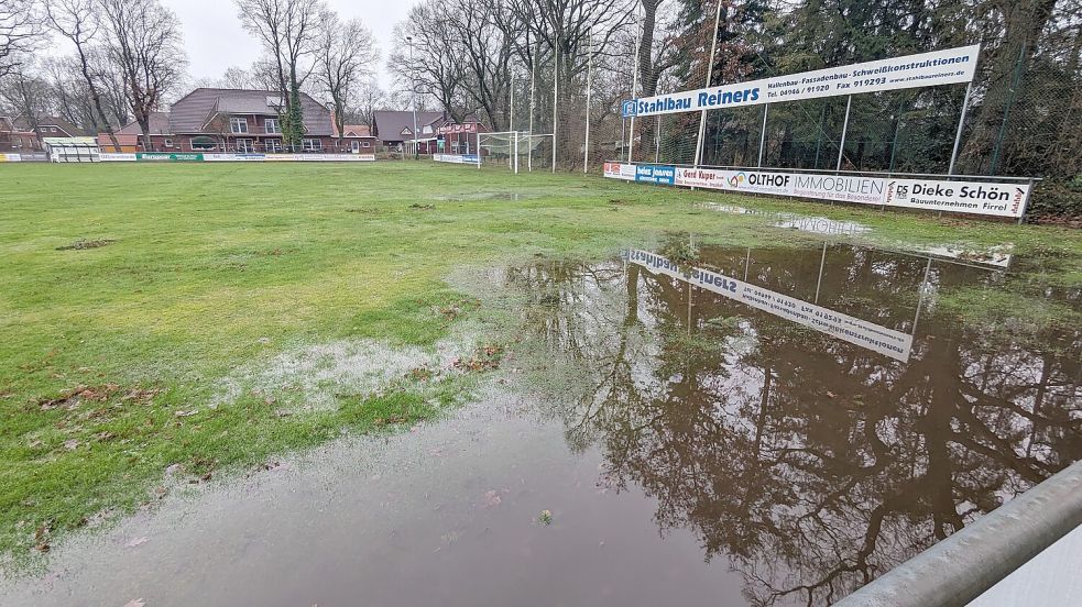Wasserball statt Fußball gespielt werden kann bei GW Firrel hinten rechts auf dem Platz. Auch an anderen Stellen auf dem Feld stehen Pfützen. Foto: Homes