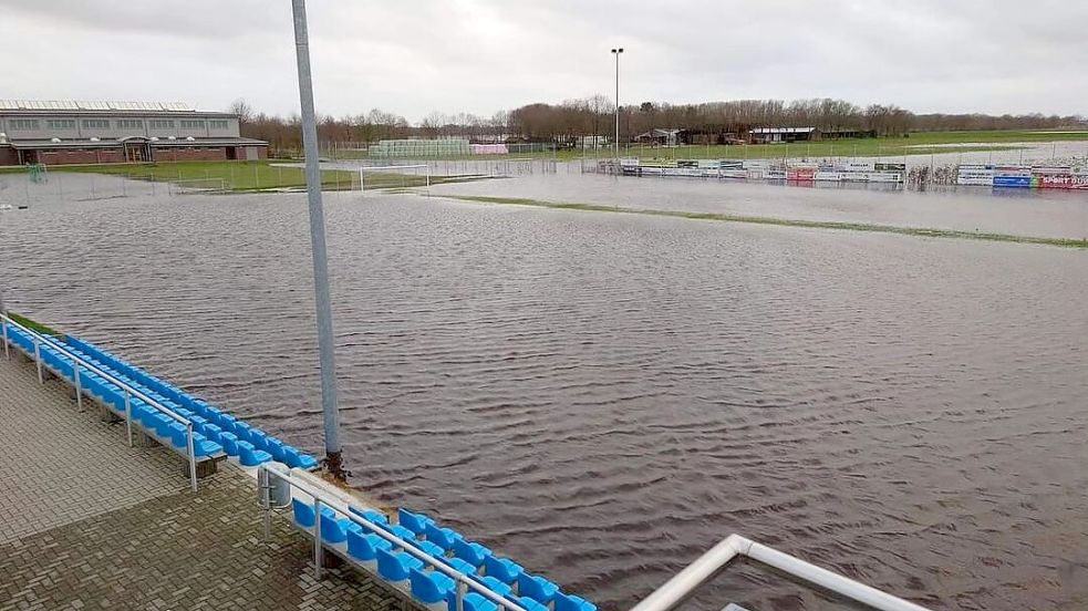 Solche Ausmaße wie hier in Edewecht (Ammerland) haben die Überflutungen auf ostfriesischen Fußballplätzen (noch) nicht angenommen. Foto: Privat