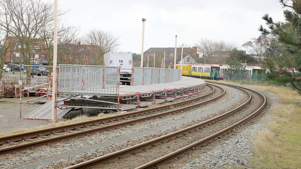 Am Parkplatz "Am langen Wasser" wird der Ersatzbahnsteig errichtet. Foto: Ferber