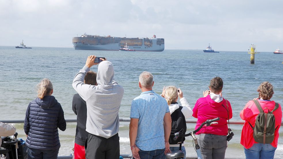 Der Transport der ausgebrannten "Fremantle Highway" sorgt für viel Aufsehen auf Borkum. Foto: Ferber