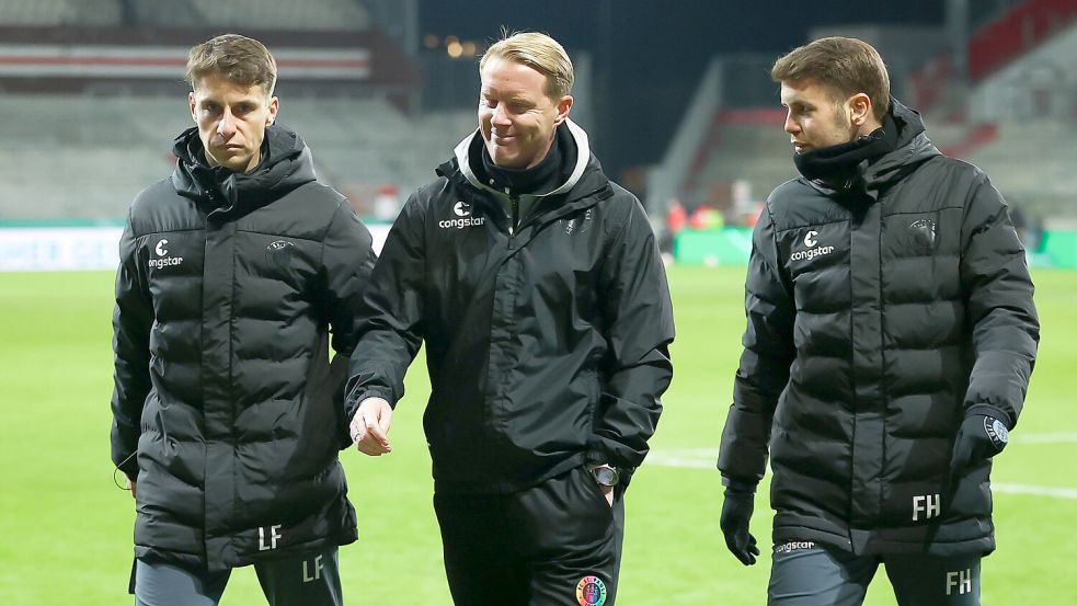 Fabian Hürzeler (rechts) war Co-Trainer von Timo Schultz (Mitte) und wurde sein Nachfolger als Trainer beim FC St. Pauli. Foto: DPA