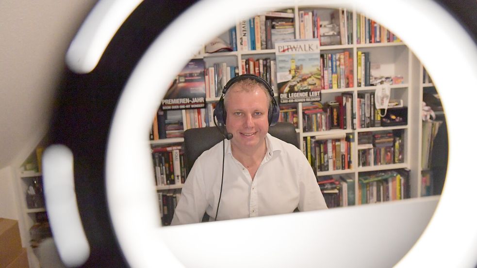 Norbert Ockenga sitzt nahezu täglich mit Mikrofon vor dem Rechner. Der Spetzerfehner kommentiert nicht nur Rennen, sondern hat auch einen Motorsport-Podcast und eine eigene Fachzeitschrift. Fotos: Ortgies, Privat (2)