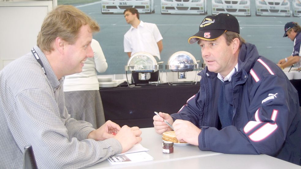 Ein Foto aus dem Jahr 2006: Norbert Ockenga (links) traf den Formel 1-Weltmeister von 1992, Nigel Mansell, zum Interview am Frühstückstisch.