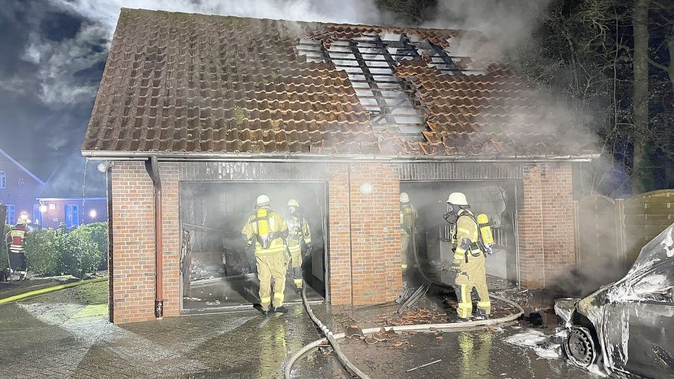 Unter Atemschutz gingen die Einsatzkräfte in die Garage. Foto: Feuerwehr Uplengen-Mitte