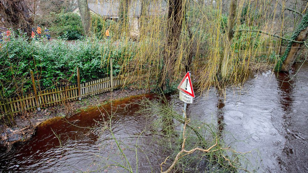 Der Osternburger Kanal ist im Oldenburger Stadtteil Kreyenbrück über die Ufer getreten und hat einen Geh- und Radweg überflutet. Foto: Dittrich/DPA