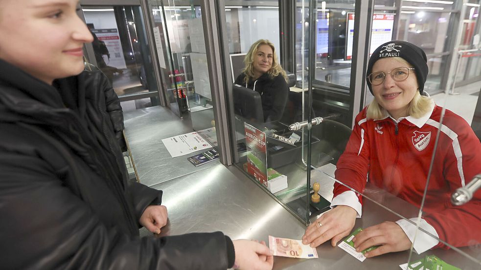 Auch Maike Päben (rechts) und Kerstin Hippen (dahinter) übernahmen Dienste an der Kasse. Foto: Doden/Emden