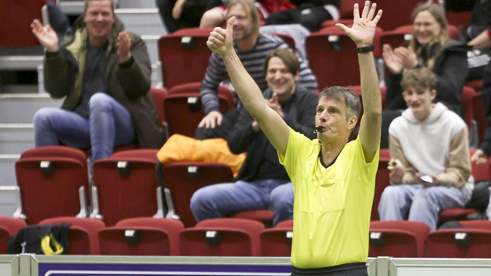 Dirk Holtmeier ist einer von vielen Schiedsrichtern. Foto: Doden/Emden