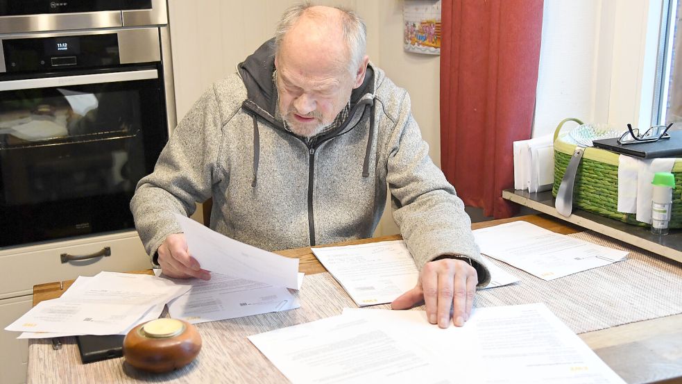 Peter Eisenblätter studiert das Hin und Her im Schriftverkehr der EWE. Foto: Ellinger