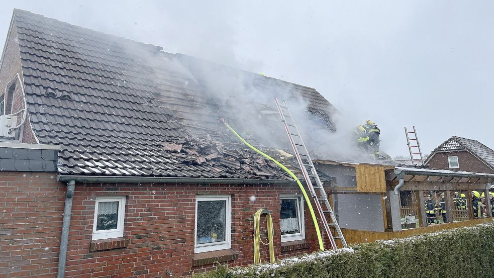 Das Feuer entwickelte sich im Dach des Gebäudes. Foto: Kreisfeuerwehrverband Landkreis Wittmund