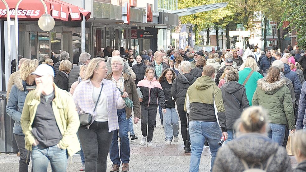 Beim verkaufsoffenen Sonntag während des Gallimarktes kamen im Oktober 2023 zahlreiche Menschen in die Leeraner Innenstadt. Foto: Wolters/Archiv