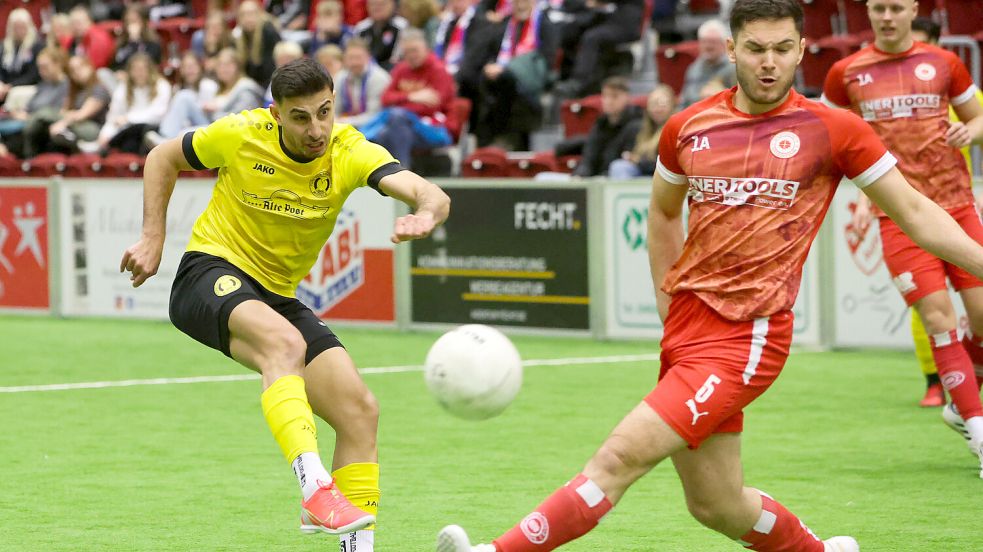 Im Männer-Endspiel besiegte der TuS Middels (links) den SV Großefehn 4:3. Foto: Doden/Emden