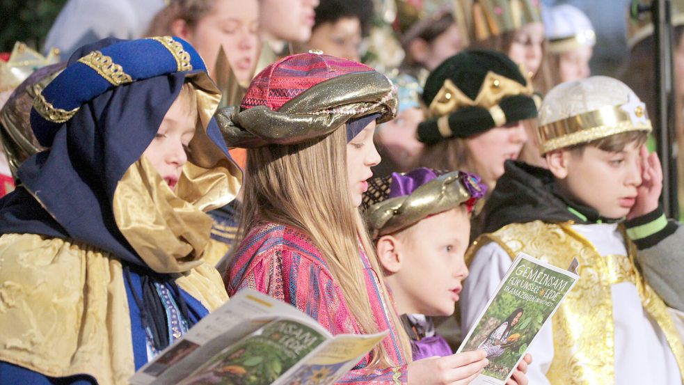 Sternsinger ziehen dieses Jahr wieder um die Häuser und sammeln Spenden für Kinder in Not auf der ganzen Welt. Foto: imago images/epd