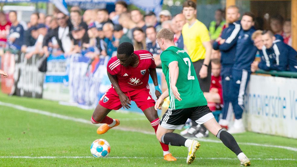 Am ersten Spieltag siegte Kickers (links Andre Ndiaye) Anfang August 4:0 in Ramlingen. Das Rückspiel findet nun erst neun Monate später statt: am letzten Spieltag. Foto: Doden/Emden