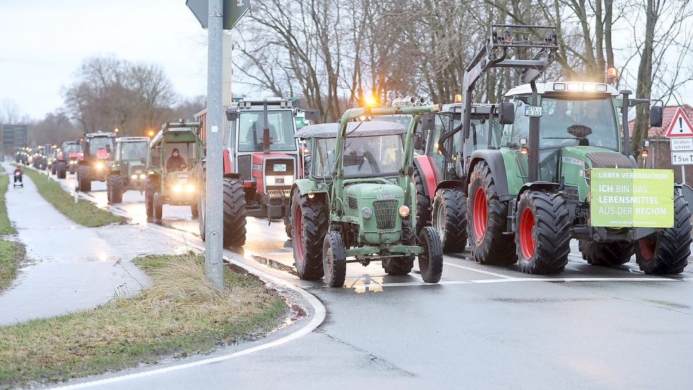 Die Landwirte blockieren die Wittmunder Umgehung. Foto: J. Doden, Emden
