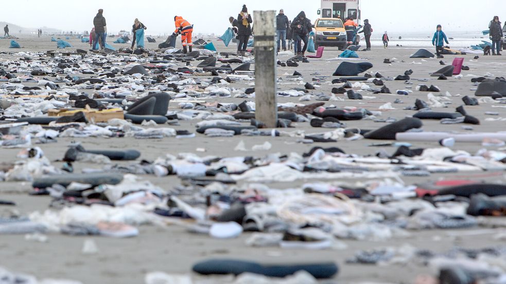 Auch am Strand von Ameland zeigte sich im Januar 2019 schnell das Ausmaß der Verschmutzung. Foto: Spoelstra/dpa