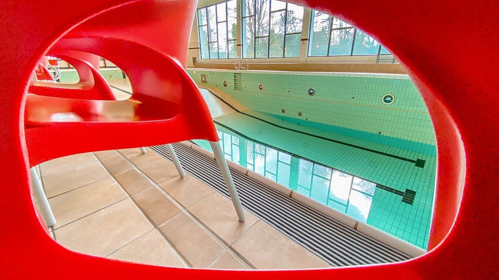 Inzwischen ist zwar Wasser im Wiesmoorer Schimmbad, aber es ist zu kalt zum Schwimmen. Die Heizung funktioniert aber wieder. Foto: Archiv/Cordsen
