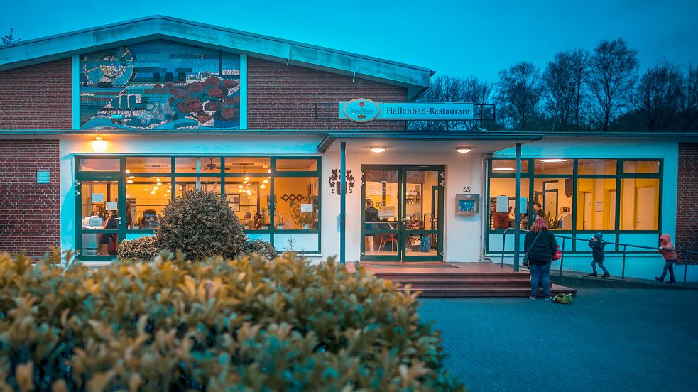 Der Frontanbau mit dem Eingang zum Hallenbad in Wiesmoor soll komplett erneuert werden. Foto: Archiv