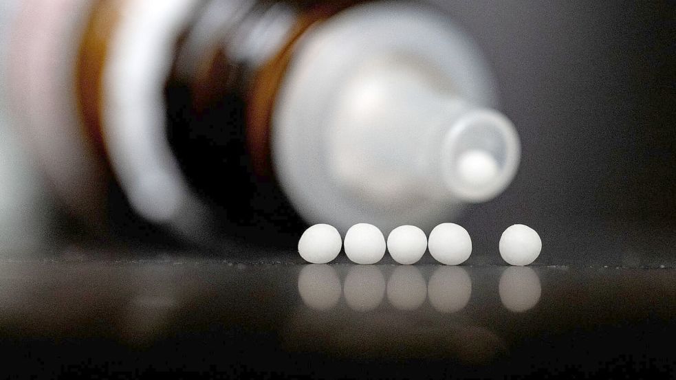 Globuli sind wirkungslose Zuckerkügelchen, doch viele Leute schwören auf die Behandlung. Foto: Marijan Murat/dpa
