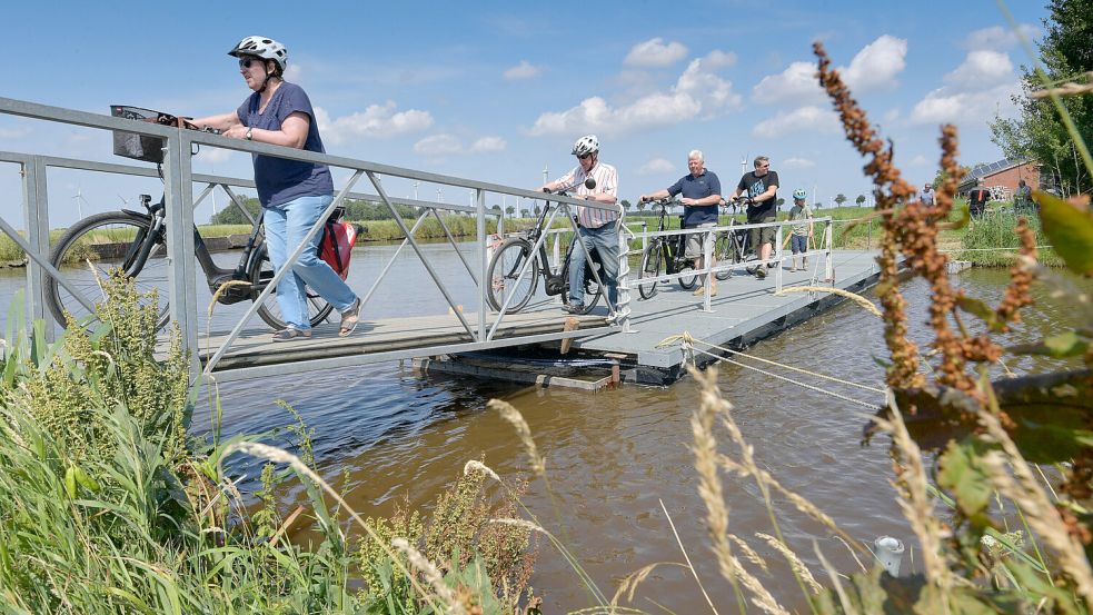 Für die Veranstaltung „Van Dörp to Dörp“ wird am Fehntjer Tief jeweils ein Ponton ausgelegt. Nun soll dort eine Kurbelfähre gebaut werden. Foto: Ortgies / Archiv