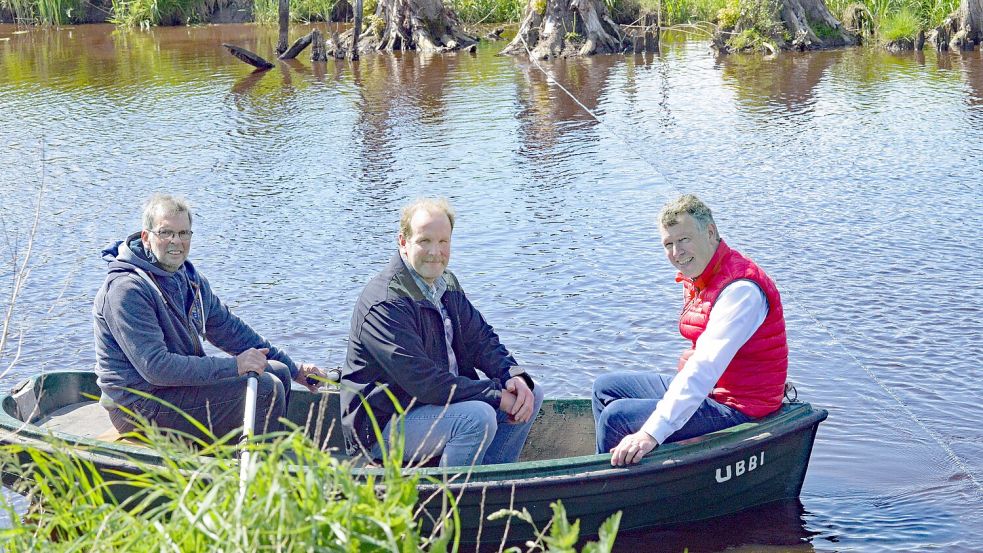 Mit einer Aktion hatten 2021 Hermann Helmers und Focko Böden als Ortsratsmitglieder in Tergast und Arno Ulrichs, damals noch Ortsbürgermeister von Simonswolde und heute Bürgermeister der Gemeinde Ihlow, für die Kurbelfähre geworben. Sie wagten die Überfahrt in einem Boot. Foto: Lüppen/Archiv