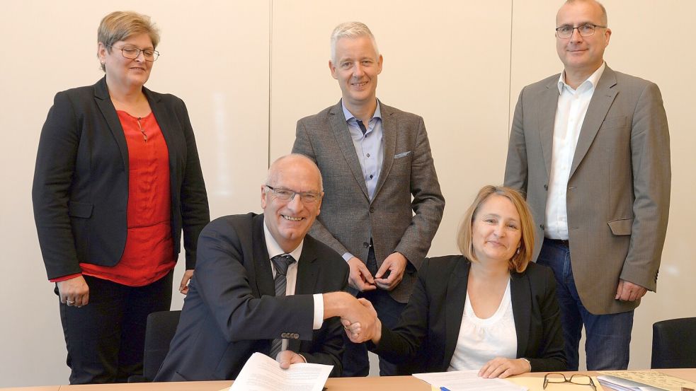 Historischer Moment: 2018 unterzeichneten die damaligen Bürgermeister Johann Börgmann (vorne links, Ihlow) und Bettina Stöhr (Moormerland) den Vertrag für die Kurbelfähre. Mit dabei Landrat Matthias Groote (hinten Mitte) und Stöhrs Stellvertreter Wigbert Grotjan. Die Ihlower Amtsleiterin Annette Lang (hinten links) hat 2023 den Antrag auf Genehmigung eingereicht. Foto: Lüppen/Archiv