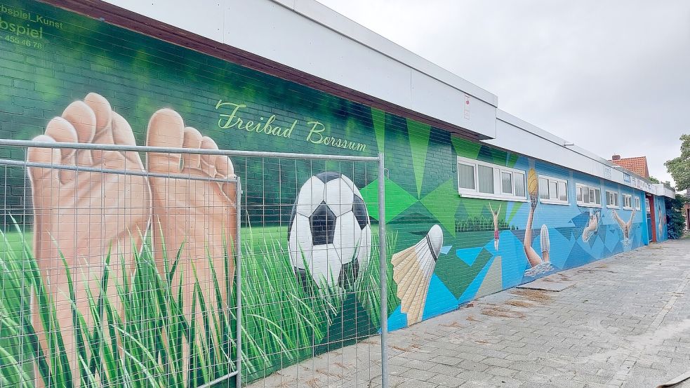 Bis Badegäste im Freibad ins kühle Nass springen können oder sich im Gras sonnen können, wird es wohl noch etwas dauern. Foto: Hanssen/Archiv