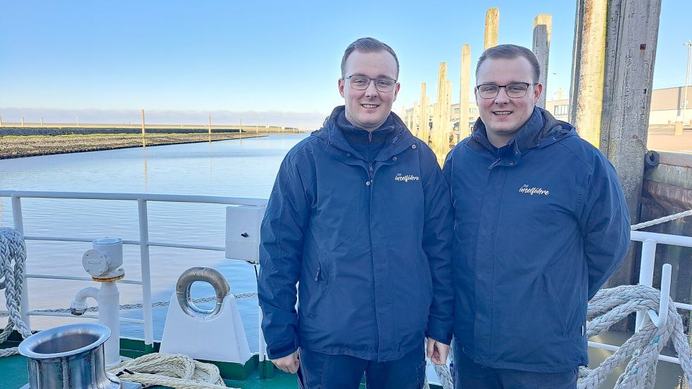 Leon und Marvin stehen am Deck einer Fähre, die regelmäßig zwischen dem Festland und den Inseln Juist und Norddeich unterwegs ist. Foto: Kraft