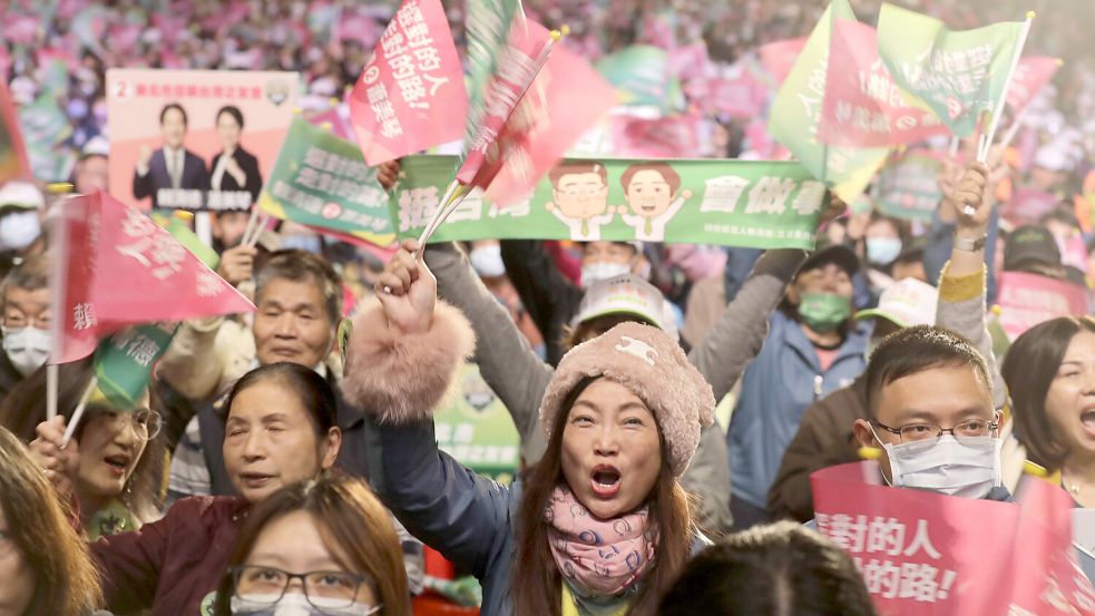 Anhänger des taiwanesischen Vizepräsidenten und Präsidentschaftskandidaten William Lai der Demokratischen Fortschrittspartei jubeln ihm während einer Wahlkampfveranstaltung zu. Am 13. Januar entscheidet Taiwan über seine Zukunft. Foto: dpa/AP/ChiangYing-ying