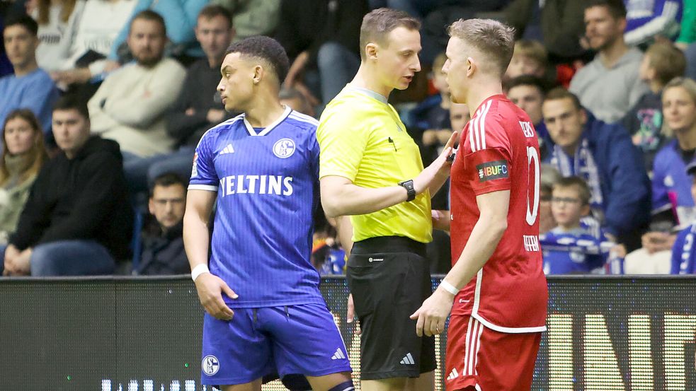Teils wurde es auch hitzig. Hier ist Emdens Torschütze gegen Schalke, Tobias Steffen, im Dialog mit dem Schiri.