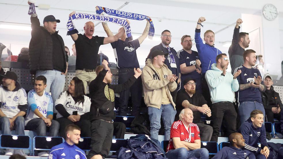 Rund 80 Emder Fans waren unter den mehr als 4000 Zuschauer in der Gummersbacher Schwalbe-Arena. Sie waren teils auch gut zu hören.