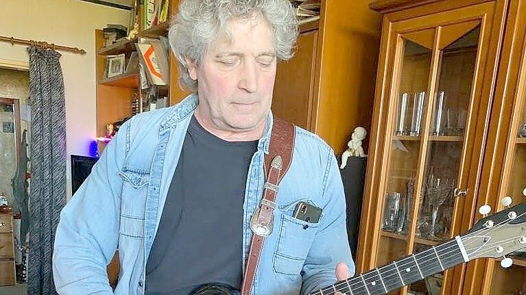Er ist seit einigen Jahrzehnten an der Seite des Geburtstagskindes. Der Gitarrist und Bassist James van Hove ist selbst ein Urgestein der Emder Rockmusikszene. Foto: Privat