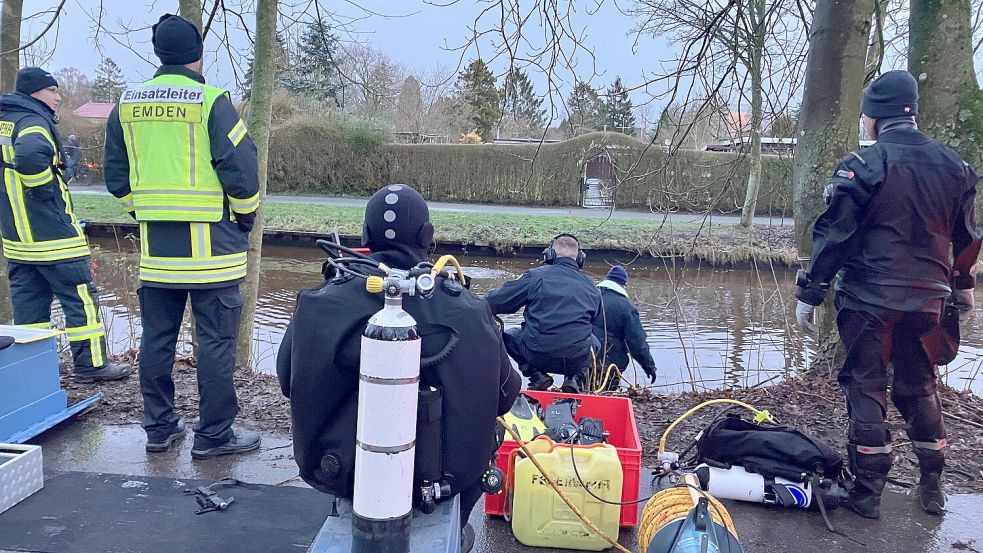 Ablösung in Warteposition: Ein Taucher ist bereits an der Stelle, an der der Vermisste ins Wasser gefallen sein soll. Foto: Schuurman