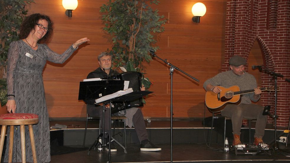 Monika Fricke, Leiterin der Stabsstelle Ehrenamt und Freiwilligenagentur des Landkreises, sorgte zusammen mit Oliver Jüchems und Igor Kuzmin auch für die Musik bei der Ehrenamtsveranstaltung. Foto: Ferber