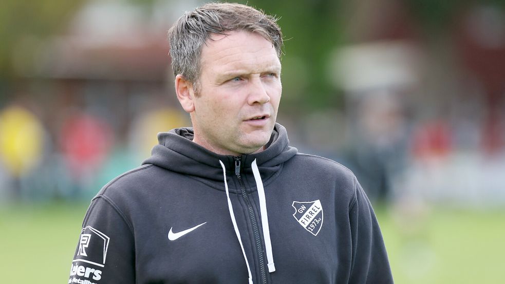 Firrels Trainer Bernd Grotlüschen muss wohl einen seiner besten Offensivspieler ziehen lassen. Foto: Doden, Emden