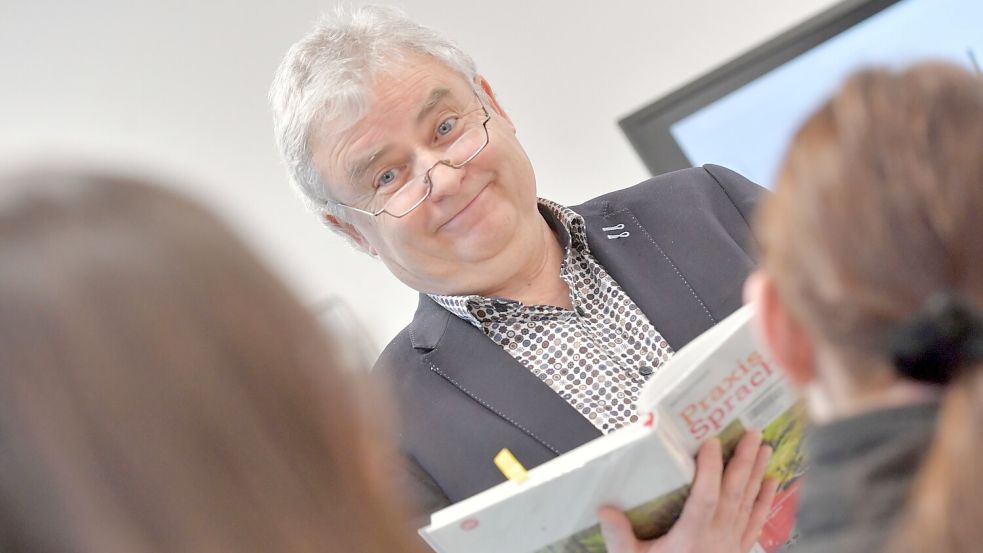 Friedrich Völler unterrichtet nach dem Ende seiner Bürgermeisterlaufbahn wieder an der KGS in Wiesmoor. Eigentlich ist er bereits Pensionär – und könnte somit entspannt zuhause bleiben. Foto: Ortgies