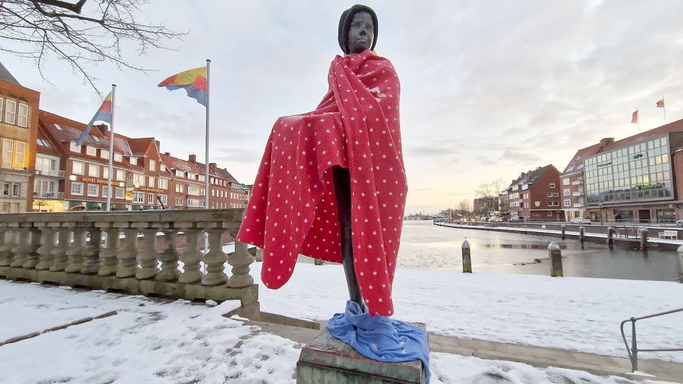 Ein strahlendes Rot zusammen mit Hellblau passen für jede Gelegenheit, sowohl für den Spaziergang am Delft oder zum Matjesverkaufen. Foto: Hock