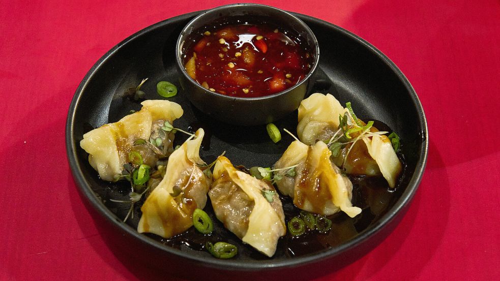 Anneke Bohlens erstes Gericht: Gyoza mit Schweinefleischfüllung, süß-scharfer Chilisauce und Soja-Ingwer-Reduktion. Foto: Gunnar Nicolaus/ZDF