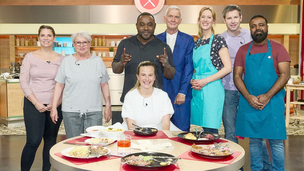 Gruppenfoto der aktuellen Woche (von links): Lisa Müller, Renate Kind, Jurorin Milena Broger, Moderator Nelson Müller, Volker Schimkus, Anneke Bohlen, Thomas Golüke und Keshav Greedhur. Foto: Gunnar Nicolaus/ZDF