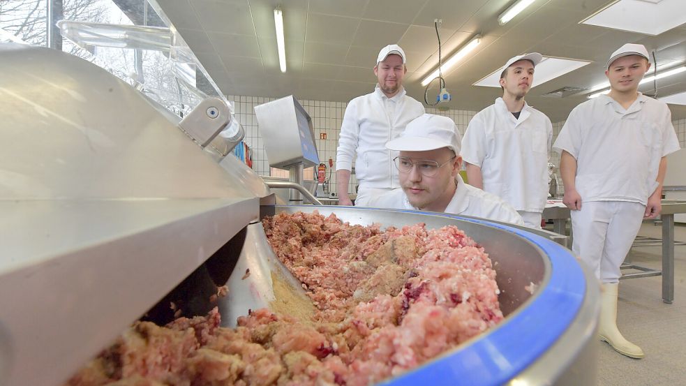 Jan Hüls kontrolliert die Maschine vor dem Wurstmachen. Foto: Ortgies