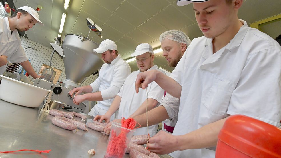 Wurst machen mit der Hand: In der Berufsschule lernen die Fleischer ihr Handwerk detailliert. Foto: Ortgies