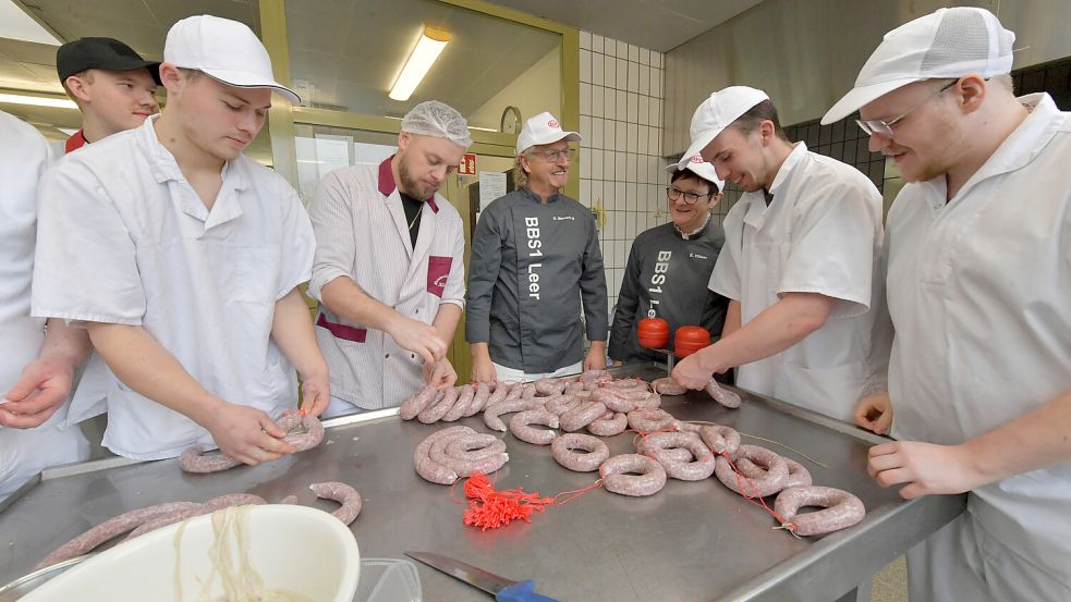 Gerd Memering und Elisabeth Hüser unterrichten die Fleischer-Azubis. Foto: Ortgies
