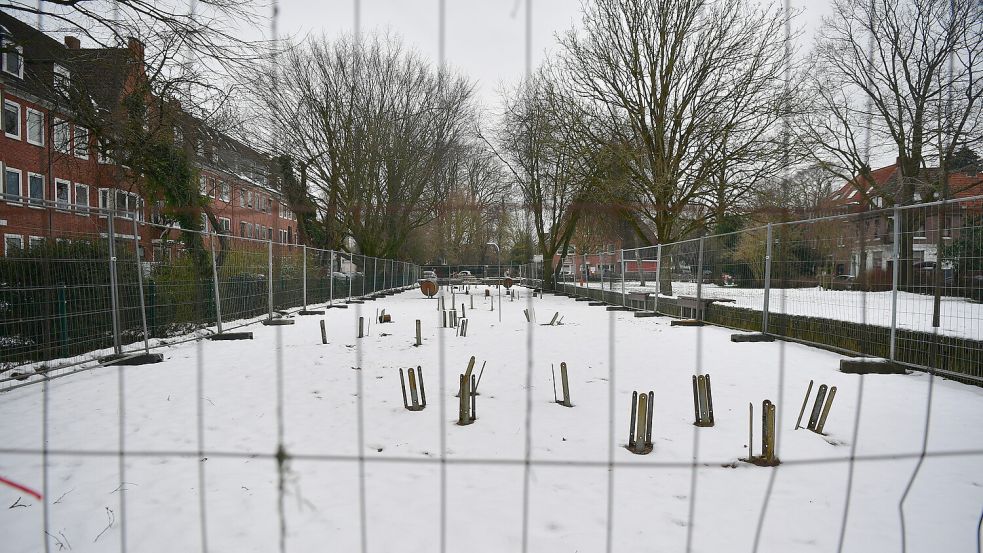 Die Stadt hat den Spielplatz am Stephansplatz fast komplett eingezäunt und gesperrt. Die Anlage wird saniert. Die alten Spielgeräte sind deshalb abgebaut worden. Foto: Wagenaar