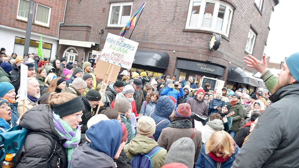 Auf dem Platz zwischen der Fußgängerzone Zwischen beiden Sielen und dem Neuen Markt gab es kaum noch ein Durchkommen: Mehrere Hundert Menschen gingen gegen Rechtsextremismus und für Demokratie auf die Straße. Foto: Wagenaar