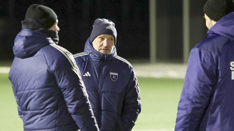 Kickers-Trainer Stefan Emmerling (Mitte) musste am Freitag ohne erhaltene Erkenntnisse über den Leistungsstand seiner Mannschaft aus Edewecht abreisen. Foto: Doden, Emden