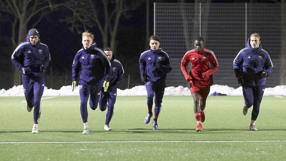 Nur Läufe, kein Spiel: Die Emder Fußballer mussten anerkennen, dass er Kunstrasen zu rutschig war. Foto: Doden, Emden