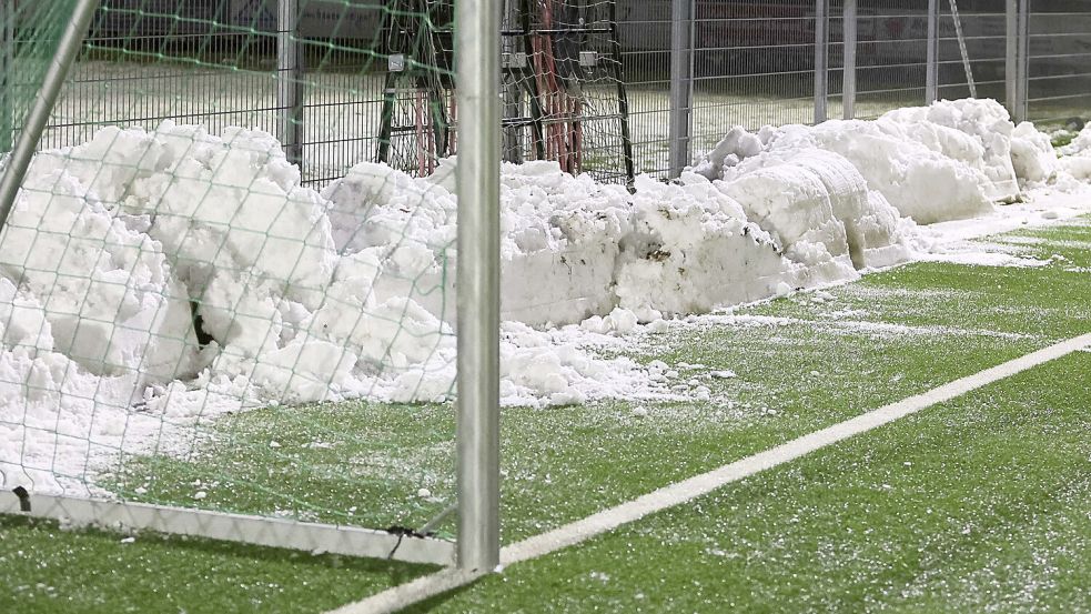 Der Schnee war zwar vom Feld geräumt, dennoch war die Verletzungsgefahr zu groß. Foto: Doden, Emden