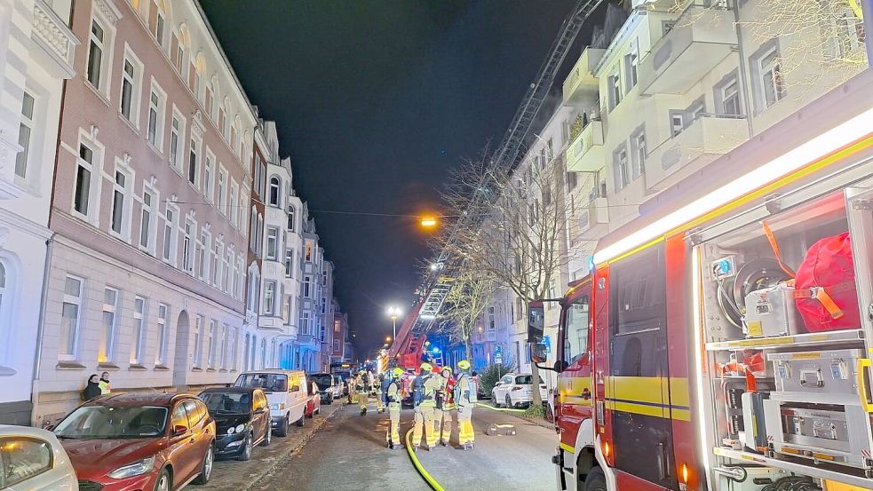 Mit Hilfe der Drehleiter konnten zwei Bewohner aus dem fünften Obergeschoss gerettet werden. Foto: Feuerwehr