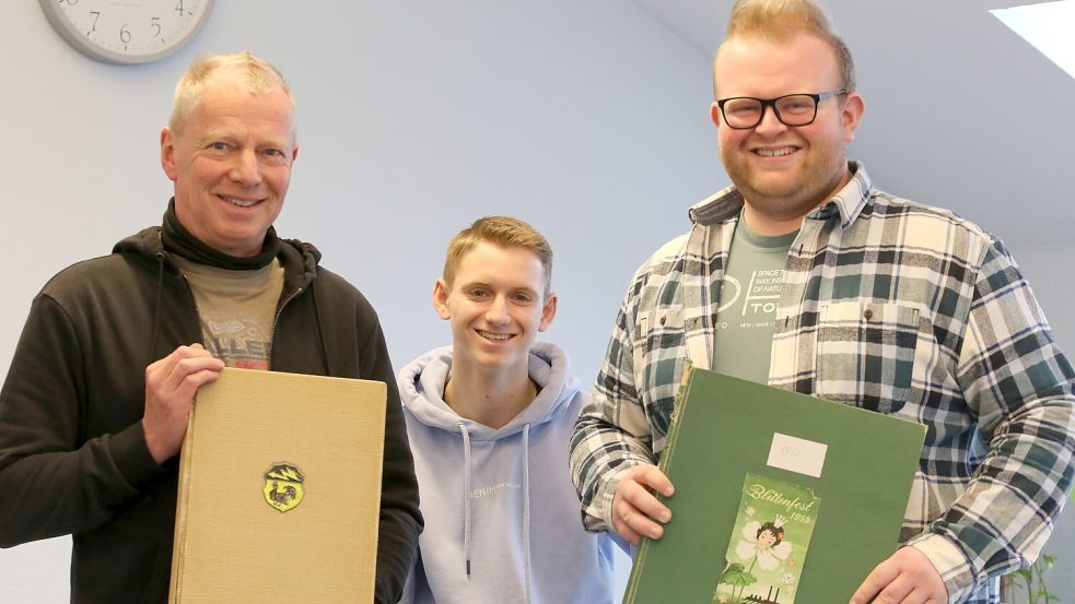 Uwe Pielstricker (von links), Tim Pollmann und Hannes Langer gehören mit Lena Reiners (fehlt) zum Archiv-Team der Stadtverwaltung. Foto: Böning